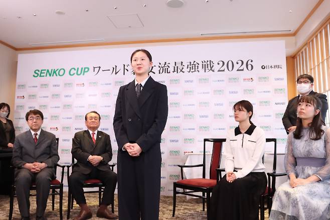 우승 소감을 말하는 김은지 9단(사진 가운데). 한국기원 제공