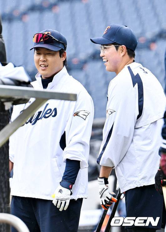 [OSEN=대전, 민경훈 기자] 15일 대전 한화생명볼파크에서 2026 신한 SOL KBO리그 시범경기 한화 이글스와 SSG 랜더스의 경기가 열릴 예정인 가운데 경기 전 그라운드 훈련이 진행됐다.시범경기는 오는 24일까지 진행되며, 각 팀이 12경기씩 치러 총 60경기가 펼쳐진다.경기 전 한화 강백호와 채은성이 타격훈련을 기다리며 즐겁게 얘기를 나누고 있다. 2026.03.15 /rumi@osen.co.kr