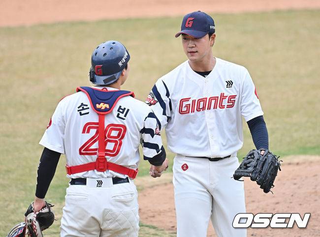 [OSEN=부산, 이석우 기자] 15일 부산 사직야구장에서 2026 신한 SOL KBO 리그 롯데 자이언츠와 LG 트윈스의 시범경기가 열렸다. 홈팀 롯데는 비슬리가, 방문팀 LG는 이민호가 선발 출전했다.롯데 자이언츠 윤성빈이 7-4로 역전승한 후 손성빈과 기쁨을 나누고 있다. 2026.03.15 / foto0307@osen.co.kr