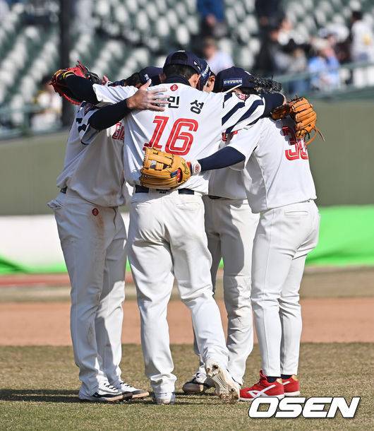 [OSEN=부산, 이석우 기자] 14일 부산 사직야구장에서 2026 신한 SOL KBO 리그 롯데 자이언츠와 LG 트윈스의 시범경기가 열렸다. 홈팀 롯데는 로드리게스가, 방문팀 LG는 임찬규가 선발 출전했다.롯데 자이언츠 내야수들이 5-3으로 승리한 후 기쁨을 나누고 있다. 2026.03.14 / foto0307@osen.co.kr