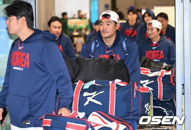 [OSEN=인천공항, 조은정 기자]월드베이스볼클래식(WBC)에 출전한 한국&nbsp;대표팀이 16일 인천국제공항을 통해 마이애미에서 귀국했다. 야구 대표팀 노경은이 입국장을 나서고 있다. 2026.03.16 /cej@osen.co.kr