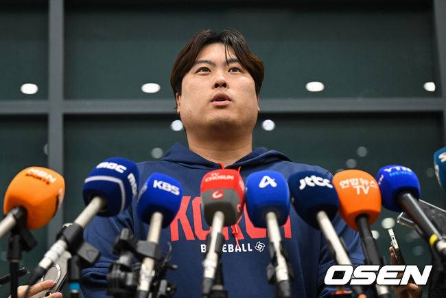 [OSEN=인천공항, 조은정 기자]월드베이스볼클래식(WBC)에 출전한 한국&nbsp;대표팀이 16일 인천국제공항을 통해 마이애미에서 귀국했다. 대표팀 은퇴를 밝힌 류현진이 인터뷰를 하고 있다. 2026.03.16 /cej@osen.co.kr