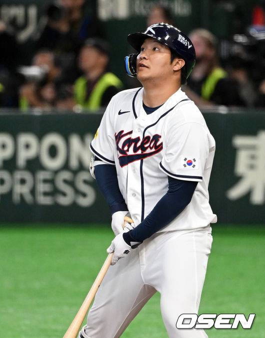 [OSEN=도쿄(일본), 손용호 기자] 8일 일본 도쿄돔에서 2026 월드베이스볼클래식(WBC) 1라운드 C조 조별리그 대한민국과 대만의 경기가&nbsp;열렸다.한국은 전날(7일) 일본과의 경기에서 6-8로 석패했다. 앞서 체코전을 11-4로 잡았던 한국은 1승1패를 마크하게 됐고, 남은 대만전과 호주전에 사활을 걸어야 한다.5회말 무사 1루에서 한국 문보경이 파울 타구를 바라보고 있다. 2026.03.08&nbsp;/spjj@osen.co.kr