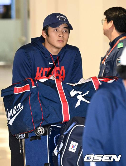 [OSEN=인천공항, 조은정 기자]월드베이스볼클래식(WBC)에 출전한 한국&nbsp;대표팀이 16일 인천국제공항을 통해 마이애미에서 귀국했다.한국은 C조 조별리그에서 일본, 대만, 호주, 체코 상대로 2승 2패(조 2위)를 거두며 2009년 이후 17년 만에 8강 진출에 성공했다. 그러나 도미니카공화국과의 8강전에서 0-10 7회 콜드게임 끝내기 패배로 대회를 마무리했다.야구 대표팀 박영현이 입국장을 나서고 있다. 2026.03.16 /cej@osen.co.kr