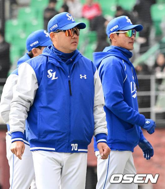 [OSEN=인천, 지형준 기자] 삼성 라이온즈가 SSG 랜더스와 시범경기에서 완승을 거뒀다. 경기를 마치고 삼성 박진만 감독이 그라운드를 나서고 있다. 2026.03.16&nbsp;/ jpnews@osen.co.kr