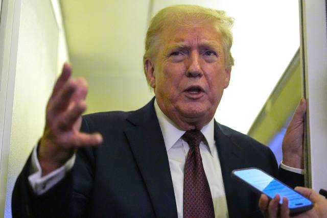 ▲ 도널드 트럼프 미국 대통령이 15일(현지시간) 플로리다주 마이애미에서 워싱턴으로 돌아오는 길에 대통령 전용기인 에어포스원에서 기자들의 질문에 답하고 있다. ⓒAP=연합뉴스