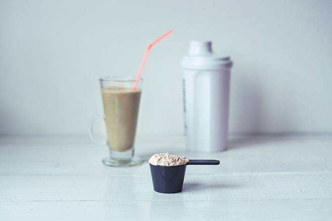 단백질 음료나 과일 주스처럼 ‘마시는 식사’는 포만감 신호가 충분히 형성되기 전에 식사가 끝나 과식으로 이어질 수 있다. 게티이미지