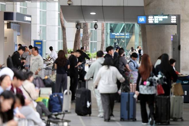 인천국제공항 입국장 버스정류장에서 여행객들이 버스를 기다리는 모습. 인천=뉴스1