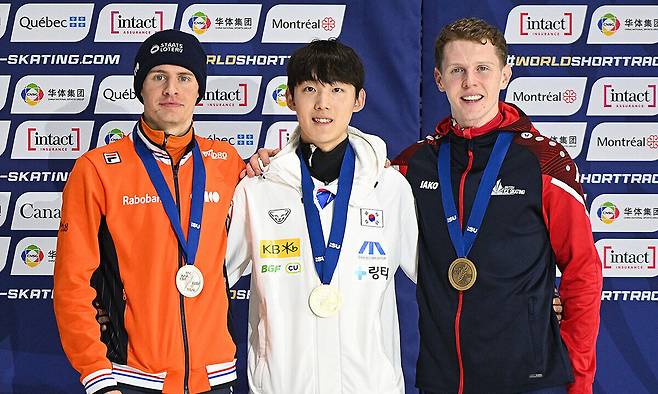 임종언(가운데)이 16일 캐나다 몬트리올 리처드 아레나에서 열린 2026 국제빙상경기연맹(ISU) 쇼트트랙 세계선수권대회 남자 1000m 정상에 올라 금메달을 목에 걸고 포즈를 취하고 있다. 임종언은 1분25초805의 기록으로 우승하며 2관왕을 달성했다. 몬트리올=AP뉴시스