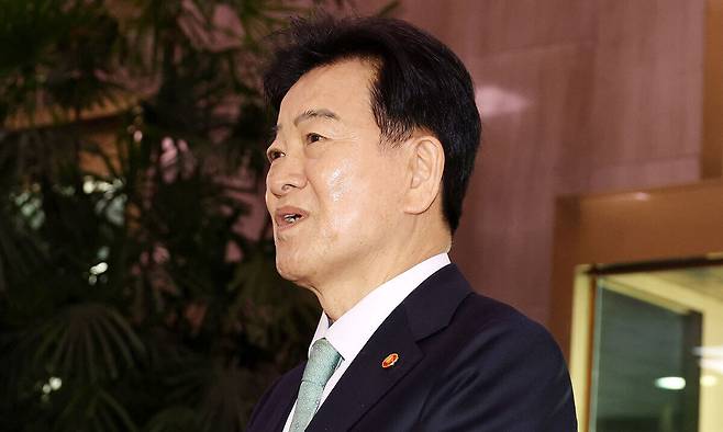 정동영 통일부 장관이&nbsp;16일&nbsp;정부서울청사 출근길에서 기자들 질문에 답하고 있다. 뉴시스