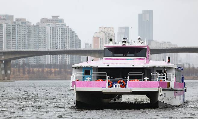 지난 2일 서울 여의도 한강버스 선착장에서 한강버스가 운행하고 있다. 연합뉴스