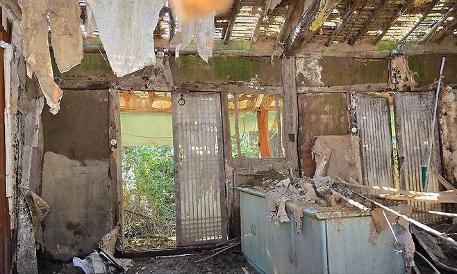 수년째 방치된 전남 장흥군 한 폐가 부엌 싱크대 위에 천장에서 떨어져 쌓인 먼지가 수북하게 덮여 있어 철거하기도 쉽지 않을 정도로 음산한 분위기를 풍기고 있다. 장흥=김선덕 기자