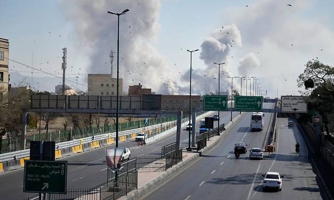 지난 5일(현지시간) 이란 수도 테헤란에서 공습을 받은 후 연기 구름이 솟아오르고 있다. AP연합뉴스