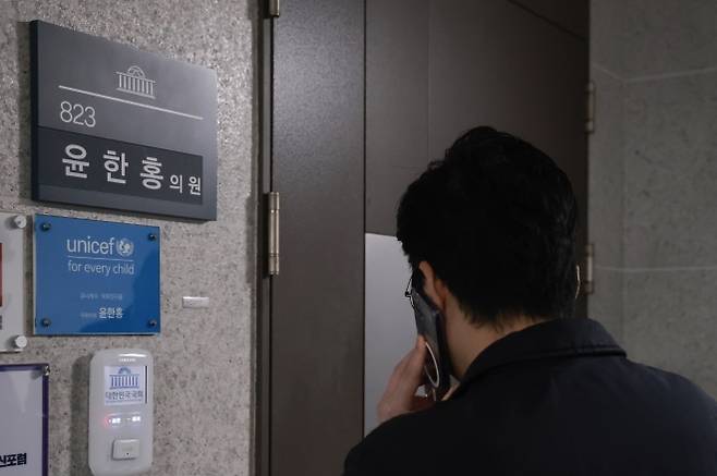 2차 종합특검팀이 ‘관저 이전 의혹’과 관련해 국민의힘 윤한홍 의원에 대한 압수수색에 나선 16일 국회 의원회관 내 윤 의원 사무실 앞에서 의원실 관계자가 통화하고 있다. 2026.3.16. 연합뉴스
