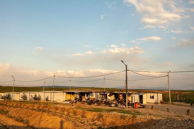 이라크 쿠르드 자치지역 수도 에르빌 북쪽에 있는 이란계 쿠르드 무장세력 시설 외곽. 이곳은 최근 이란 드론 공격을 받아 일부 건물이 파손된 것으로 전해졌다. 2026.3.11 USA투데이