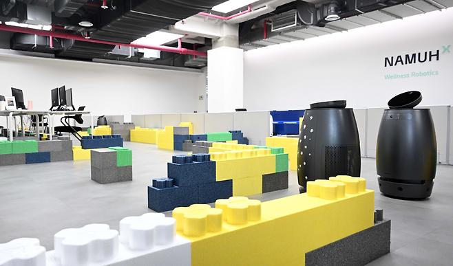 15일 경기도 과천시 SK인텔릭스 R&D센터에서 웰니스 AI 로봇 ‘나무엑스’가 장애물을 피해 이동하고 있다. 조태형 기자