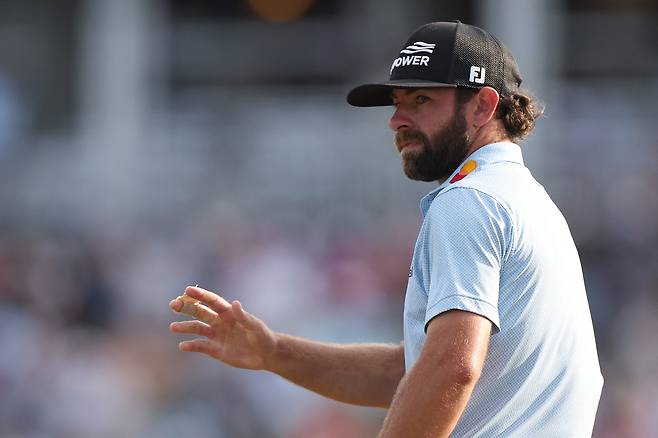 캐머런 영이 16일(한국 시간) 플레이어스 챔피언십 최종 라운드 경기 중 갤러리 환호에 화답하고 있다. AFP연합뉴스