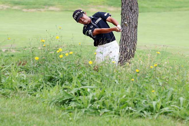 트러블 샷을 날리고 있는 옥태훈. 사진 제공=KPGA