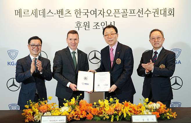 마티아스 바이틀(왼쪽 두 번째) 메르세데스-벤츠 코리아 대표이사가 지난달 한국여자오픈후원 조인식에서 협약서를 들어 보이고 있다. 사진 제공=대한골프협회
