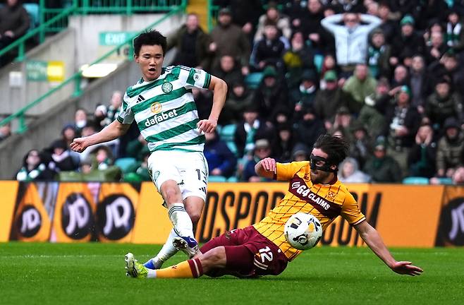 양현준(왼쪽) 14일(현지 시간) 스코틀랜드 글래스고 셀틱 파크에서 열린 마더웰과 홈 경기서 슈팅을 날리고 있다. AP연합뉴스