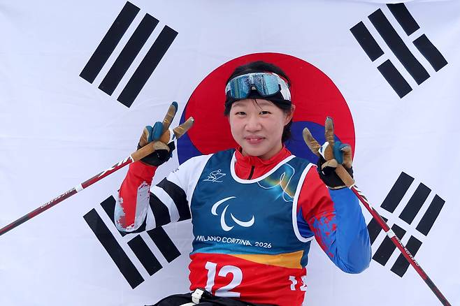 김윤지가 2026 밀라노·코르티나담페초 동계 패럴림픽 크로스컨트리 스키 여자 20㎞ 인터벌 스타트 좌식에서 금메달을 획득한 뒤 포즈를 취하고 있다. 사진 제공=대한장애인체육회