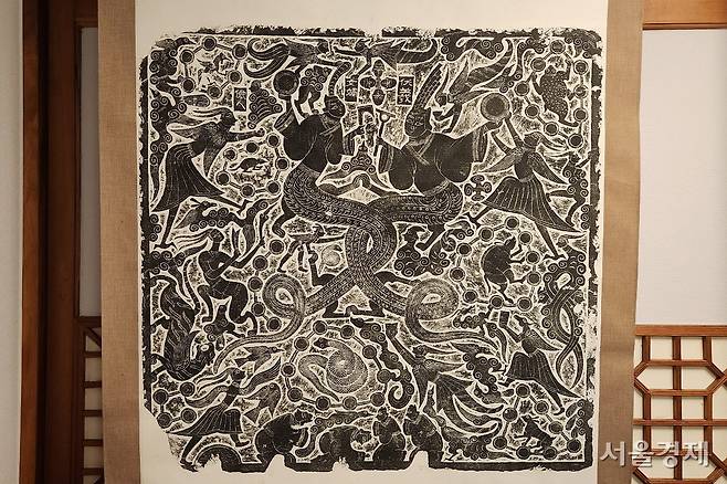 복희여와도 화상석 탁본 모습. 최수문기자