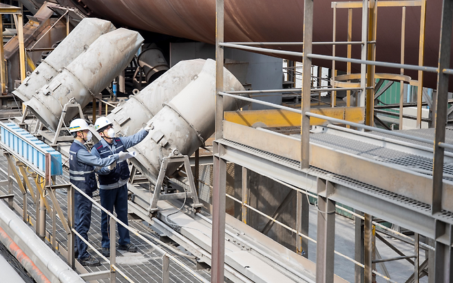 한일시멘트 단양공장에서 직원이 석회석 원료를 고온에서 굽는 산업용 가마인 킬른을 점검하고 있다.사진제공=한일시멘트