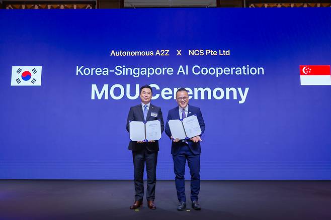 이달 2일(현지 시간) 싱가포르 샹그릴라 호텔에서 한지형(왼쪽) 오토노머스에이투지 대표와 샘 류 NCS 차기 최고경영자(CEO)가 만나 양사의 자율주행 프로젝트 협력 확대를 위한 업무협약(MOU)을 맺었다. 사진 제공=오토노머스에이투지