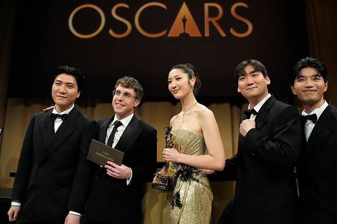 넷플릭스 애니메이션 ‘케이팝 데몬 헌터스’가 15일(현지시간) 미국 로스앤젤레스(LA) 돌비극장에서 열린 제98회 아카데미 시상식에서 장편 애니메이션상과 주제가상 등 2관왕을 차지했다. 곽중규(왼쪽부터), 마크 소넨블릭, 이재, 남희동, 유한이 오스카 시상식 후 포즈를 취하고 있다. AP연합뉴스