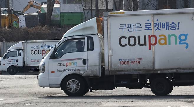 지난달 27일 서울의 한 쿠팡 센터에서 배송 차량이 서있다. 연합뉴스