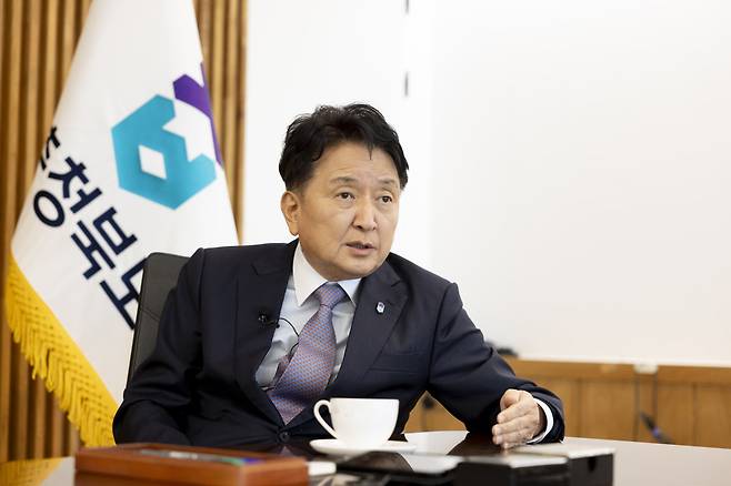 김영환 충북지사는 “돈 몇 푼에 충북의 미래를 팔 수 없다”며 중앙정부로부터 실질적 독립을 강조하는 ‘충북 자강(自强)론’을 펼쳤다. 지호영 기자