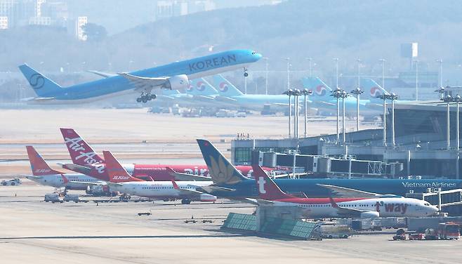 16일 항공업계에 따르면, 4월 유류할증료 기준이 되는 2월16일~3월15일 싱가포르 항공유 평균값이 18단계로 크게 올랐다. 사진은 인천국제공항의 모습&nbsp; ⓒ연합뉴스