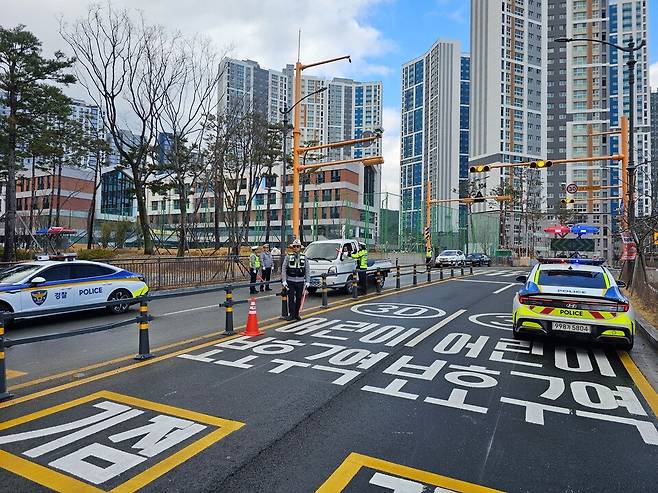 &nbsp;경주경찰서가 13일 오후 2시부터 약 2시간 동안 경주시 건천읍에 위치한 신설 화천초등학교 어린이보호구역 일대에서 음주운전 등 교통법규 위반행위에 대한 집중 단속을 실시하고 있다.&nbsp;ⓒ경주경찰서 제공