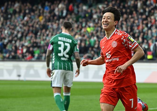 마인츠 이재성이 16일 분데스리가 브레멘전에서 골을 넣은 뒤 활짝 웃으며 달리고 있다. AP연합뉴스