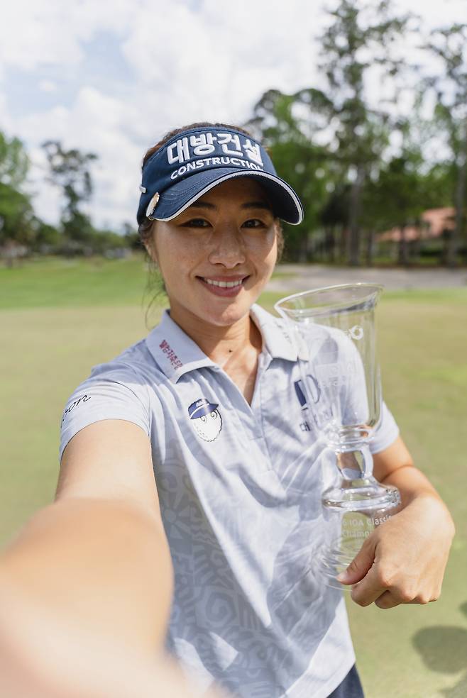 ‘핫 식스’ 이정은이 16일 미국 플로리다주 롱우드의 알라쿠아 컨트리클럽에서 끝난 엡손 투어 IOA 골프 클래식에서 우승한 뒤 트로피를 들고 기념촬영하고 있다. 엡손 투어 제공