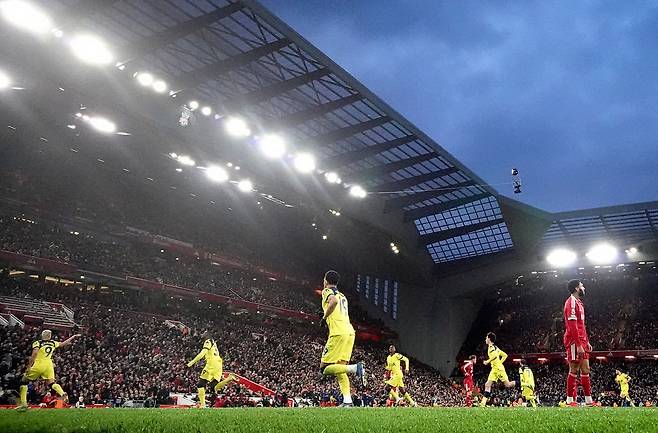 토트넘 선수들이 16일 리버풀전에서 히샬리송의 동점골이 터지자 기뻐하는 반면 리버풀 선수들은 아쉬워하고 있다. 로이터연합뉴스