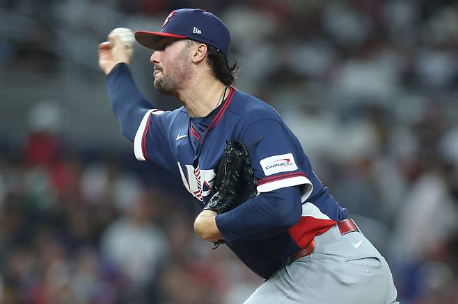 폴 스킨스가 16일 미국 플로리다주 마이애미의 론디포 파크에서 열린 도미니카공화국과의 2026 월드베이스볼클래식 4강전에 선발 등판해 공을 던지고 있다.   마이애미 | AFP연합뉴스