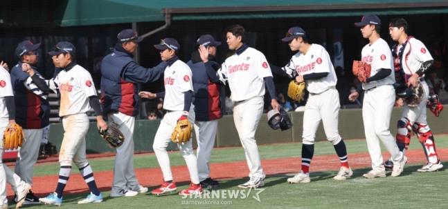 김태형(왼쪽) 롯데 감독과 코칭스태프 및 선수들. /사진=김진경 대기자