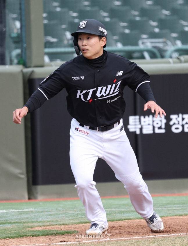 2026 신한 SOL Bank KBO리그 시범경기 롯데 자이언츠 대 KT 위즈 경기가 12일 부산 사직야구장에서 열렸다.  KT 류현인이 9회초 1타점 3루타로 출루한 후 롯데 투수 윤성빈 폭투 때 홈으로 뛰어 득점하고 있다. /사진=김진경 대기자