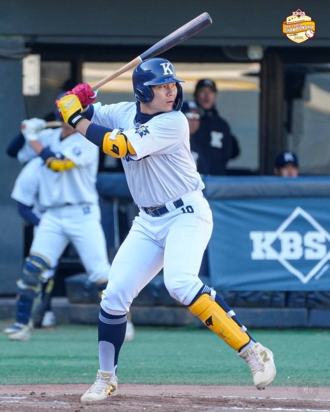 경남고 이호민이 지난해 11월 이마트 노브랜드배 챔피언십에서 타격을 하고 있다. /사진=KBSA 공식 SNS 갈무리