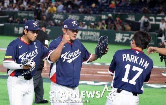 노경은(가운데)이 지난 9일 도쿄돔에서 열린 2026 WBC 호주전에서 2회말에 이어 3회말에도 무실점 피칭을 펼친 뒤 더그아웃으로 향하고 있다. /사진=강영조 선임기자