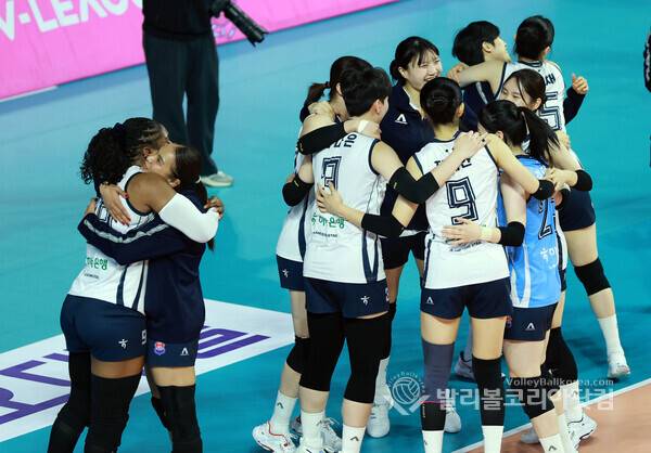 사진은 지난 3월 13일 한국도로공사 선수들이 흥국생명에게 세트스코어 3-0으로 승리하면서 정규리그 1위가 확정되자 선수들이 환호하고 있는 모습.2026.03.16.