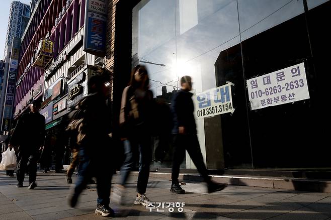 임대 문의가 붙어 있는 빈 상가 앞을 사람들이 지나가고 있다. 경향신문 자료사진(#전번과 부동산 이름 불러 처리해주세요)