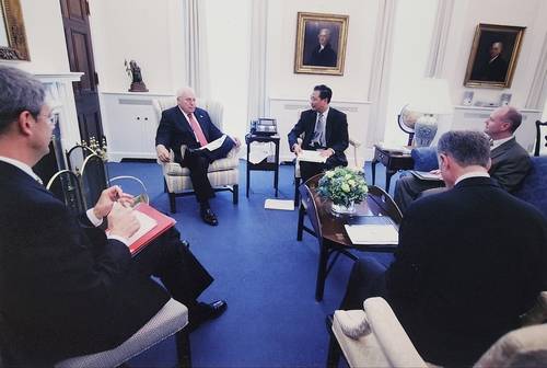 딕 체니 미국 부통령과 비공개 면담을 하는 김진우 박사.  중앙의 2명 중 왼쪽이 체니 부통령, 오른쪽이 김진우 박사
[본인 제공)