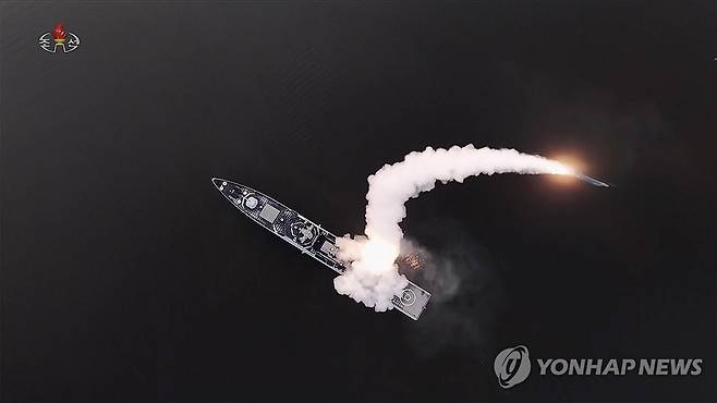 북한 구축함 '최현호'에서 발사되는 순항미사일 북한 조선중앙TV는 2026년 3월11일 "김정은 국무위원장이 지난 10일 구축함 '최현호'의 전략순항미사일 시험발사 모습을 화상으로 참관했다"고 보도했다. 이날 북한은 순항미사일 6발을 발사했다.
[조선중앙TV 화면]