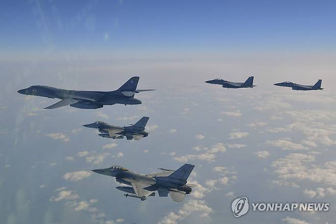 한·미 연합공중훈련 실시 국방부는 2025년 2월 20일 미국 B-1B 전략폭격기를 전개한 가운데 한·미 연합공중훈련을 실시했다고 밝혔다. 
[국방부 제공]