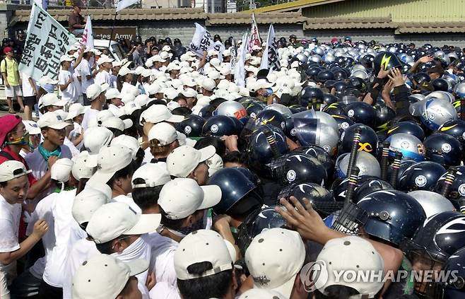 한총련 통일선봉대의 주한미군 철수 시위 2000년 8월5일 오후 부산시 부산진구 연지동 미군 하얄리야 부대 정문 앞에서 한총련 통일선봉대 소속학생 1천여명이 주한미군 철수 등을 주장하며 경찰과 몸싸움을 벌이고 있다
[연합뉴스 사진]