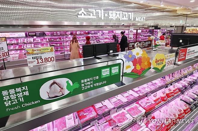 소·돼지·닭고기 가격 두 자릿수 '껑충'…밥상물가 고공행진 (서울=연합뉴스) 진연수 기자 = 한우와 돼지고기, 닭고기 가격이 모두 1년 전보다 10% 넘게 오르면서 축산물이 전반적으로 급등세를 보이고 있다. 쌀과 일부 과일 가격도 지난해보다 오르면서 밥상 물가 부담이 커지고 있다. 사진은 이날 서울의 한 대형마트 축산물 판매대 모습. 2026.3.5 jin90@yna.co.kr