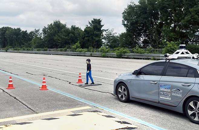 한국자동차연구원 본원 주행시험장에서 저속 자율주행 공인시험을 진행하는 모습 [자동차연구원 제공. 재판매 및 DB 금지]