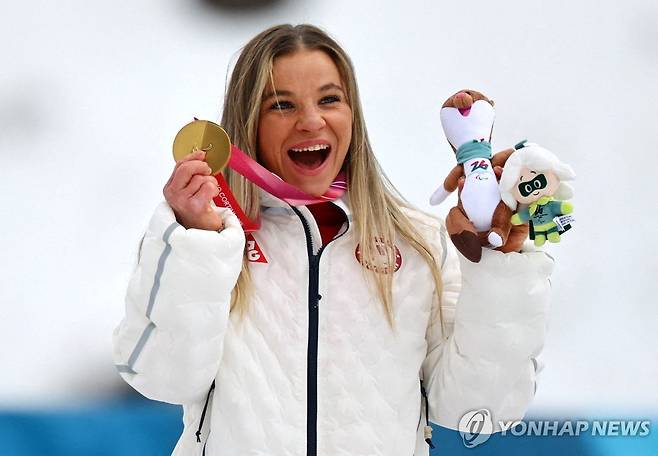 4관왕 오른 옥사나 마스터스 [로이터 통신=연합뉴스]